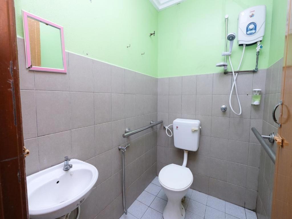 Mrj Hotel Wakaf Che Yeh 2 كوتا بْهارو المظهر الخارجي الصورة